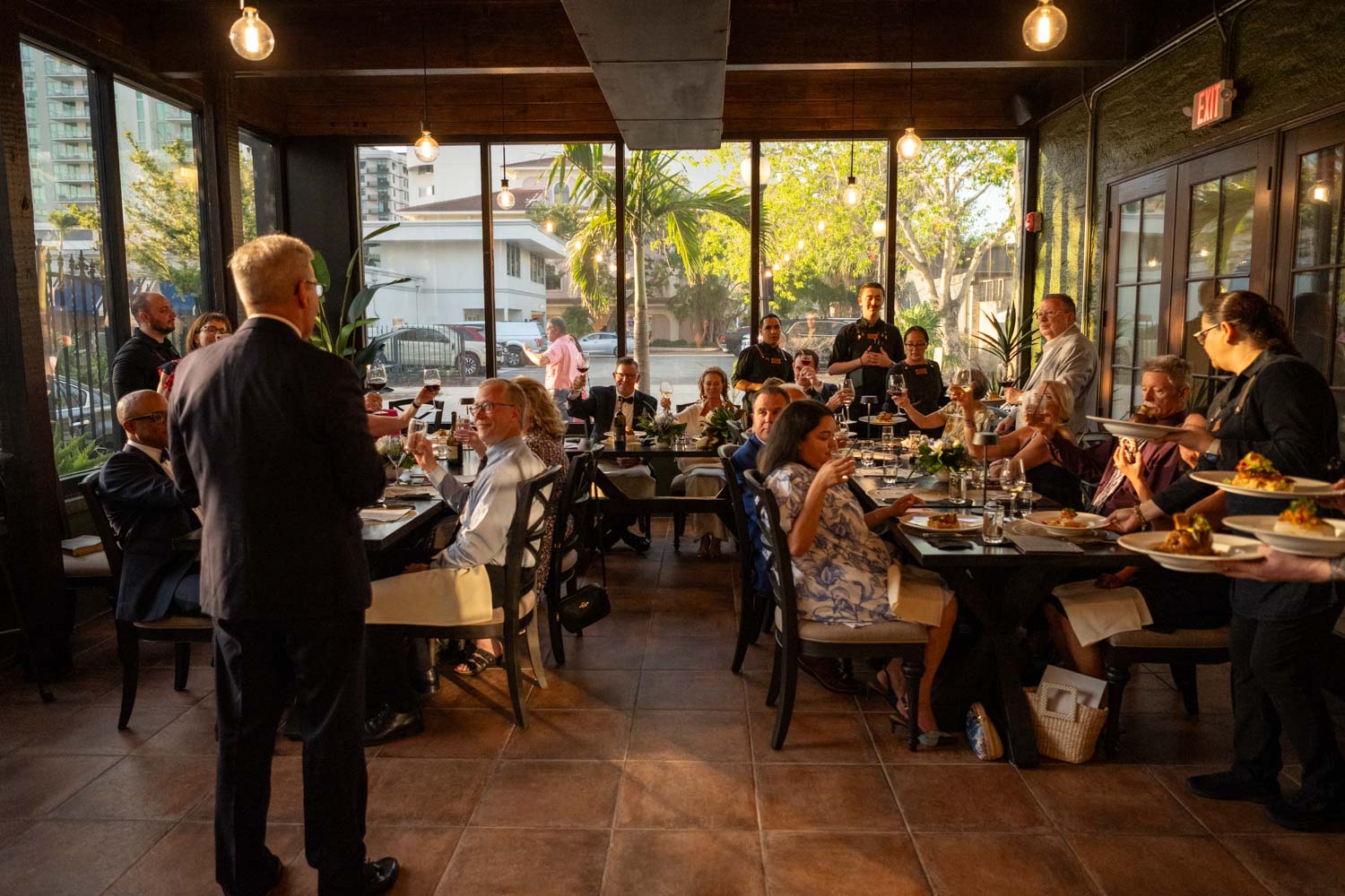 best man gives a speech before dinner