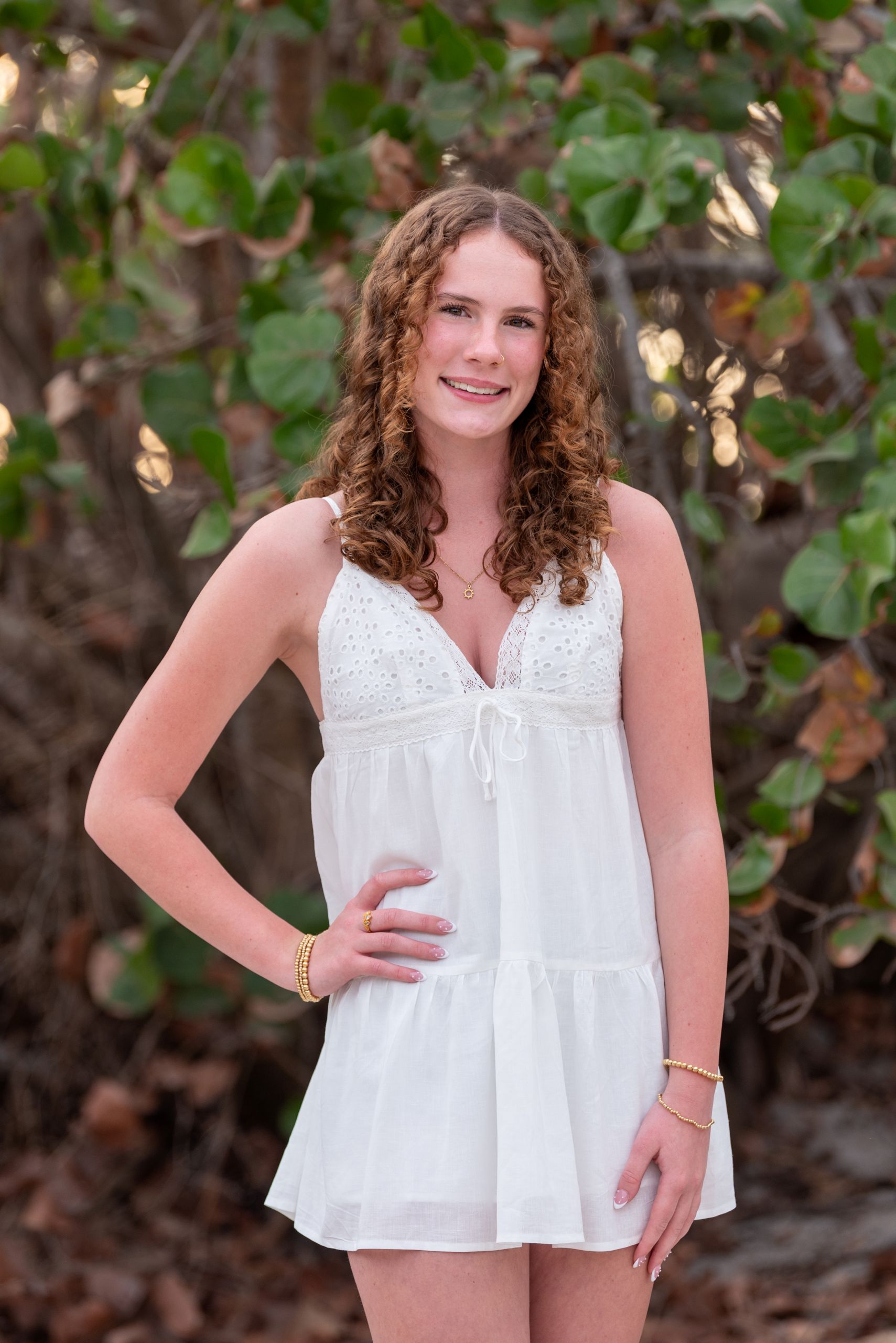 senior photo of girl in front of palm trees