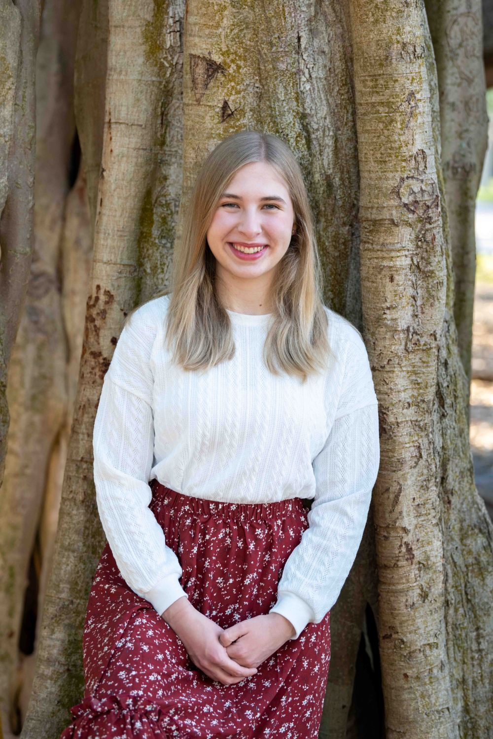Senior photo of girl in Venice Fl leaning against a banyan tree